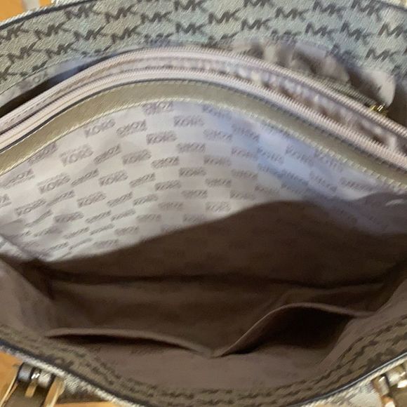 ✨Host Pick✨ MICHAEL Michael Kors Jet Set Multifunction Pocket Tote AUTHENTIC ✨ - Picture 12 of 16